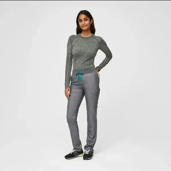 Figs Scrub Set Yola™ Skinny Scrub Pants 2.0 grey And Catrina Three Pocket Top - Picture 7 of 15